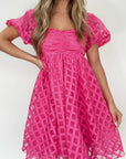 Aardbeienroze geruite babydolljurk met pofmouwen - Bella Fit™