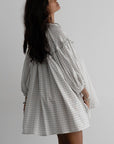 Babydoll - jurk met witte strepen en ruches met V - hals en armbanden - Bella Fit™