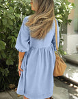 Beau blauwe denim babydoll mini - jurk met vierkante hals en knoopdetails - Bella Fit™