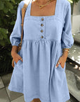 Beau blauwe denim babydoll mini - jurk met vierkante hals en knoopdetails - Bella Fit™