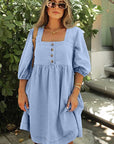 Beau blauwe denim babydoll mini - jurk met vierkante hals en knoopdetails - Bella Fit™