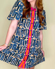 Beige Mini - jurk met Abstracte Print, Pofmouwen en Knoopsluiting - Bella Fit™