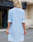 Blauwe jacquard mini - jurk met korte mouwen, getailleerde hals en wijd uitlopend silhouet - Bella Fit™