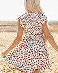 Bruine korte jurk met abstracte print, gesmokt lijfje en fladdermouwen - Bella Fit™