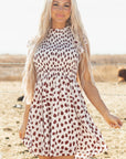 Bruine korte jurk met abstracte print, gesmokt lijfje en fladdermouwen - Bella Fit™