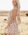 Bruine korte jurk met abstracte print, gesmokt lijfje en fladdermouwen - Bella Fit™