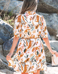 Bruine mini - jurk met abstracte print, pofmouwen, knoopsluiting en geplooide riem - Bella Fit™