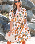 Bruine mini - jurk met abstracte print, pofmouwen, knoopsluiting en geplooide riem - Bella Fit™