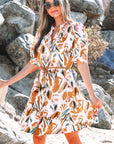 Bruine mini - jurk met abstracte print, pofmouwen, knoopsluiting en geplooide riem - Bella Fit™
