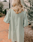 Groene korte button - down jurk met patchzakken en pofmouwen - Bella Fit™