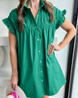 Heldergroene korte jurk met gesmokte details, ruches en knoopsluiting - Bella Fit™