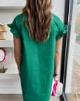 Heldergroene korte jurk met gesmokte details, ruches en knoopsluiting - Bella Fit™