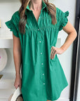 Heldergroene korte jurk met gesmokte details, ruches en knoopsluiting - Bella Fit™