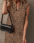 Kaki mouwloze mini - jurk met luipaardprint, V - hals en kraag - Bella Fit™