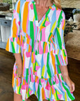 Multi kleurende jurk met abstracte print en V - hals met ruches aan de mouwen - Bella Fit™