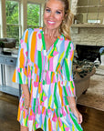 Multi kleurende jurk met abstracte print en V - hals met ruches aan de mouwen - Bella Fit™