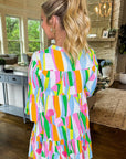 Multi kleurende jurk met abstracte print en V - hals met ruches aan de mouwen - Bella Fit™