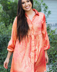 Perzikroze Mini Shirtjurk met Knoopjes, Pofmouwen en Glanzende Metallic Finish - Bella Fit™