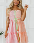 Roze gestreepte strapless mini - jurk met kleurblokken, gesmokte top en knopen - Bella Fit™