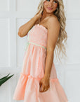 Roze gestreepte strapless mini - jurk met kleurblokken, gesmokte top en knopen - Bella Fit™