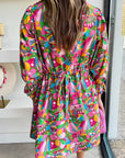 Roze mini - jurk met abstracte print en lantaarnmouwen met knopen - Bella Fit™