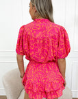 Roze mini - jurk met abstracte print, korte pofmouwen en ruches - Bella Fit™