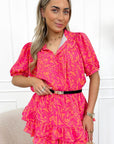 Roze mini - jurk met abstracte print, korte pofmouwen en ruches - Bella Fit™