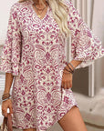 Roze mini - jurk met gelaagde paisley - print, 3/4 mouwen en ingekerfde halslijn - Bella Fit™