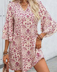 Roze mini - jurk met gelaagde paisley - print, 3/4 mouwen en ingekerfde halslijn - Bella Fit™