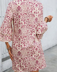 Roze mini - jurk met gelaagde paisley - print, 3/4 mouwen en ingekerfde halslijn - Bella Fit™