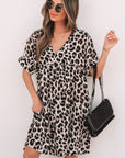 Rugloze mini - jurk met cheetahprint, V - hals en losse pasvorm - Bella Fit™
