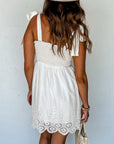Witte Mini - jurk met Strikbandjes en Gesmokte Taille - Bella Fit™