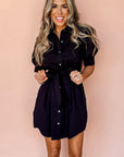 Zwarte mini - jurk met knoopsluiting, strikceintuur en pofmouwen - Bella Fit™