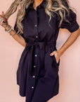 Zwarte mini - jurk met knoopsluiting, strikceintuur en pofmouwen - Bella Fit™