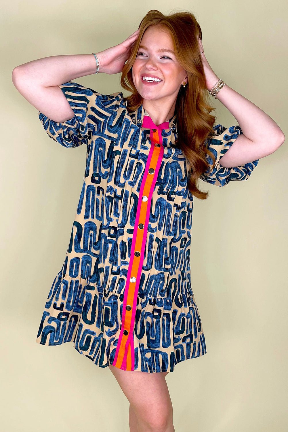 Beige Mini - jurk met Abstracte Print, Pofmouwen en Knoopsluiting - Bella Fit™