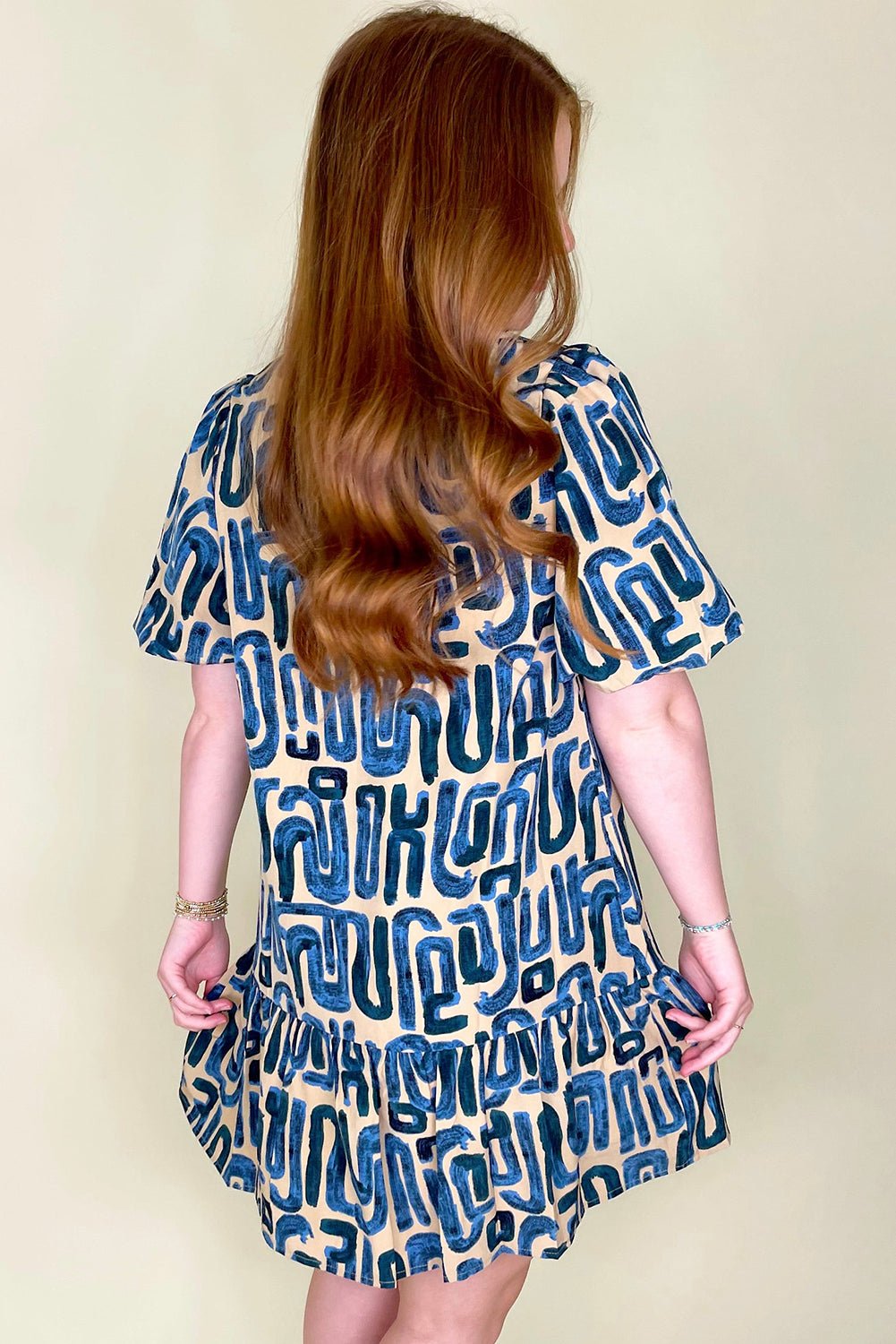 Beige Mini - jurk met Abstracte Print, Pofmouwen en Knoopsluiting - Bella Fit™