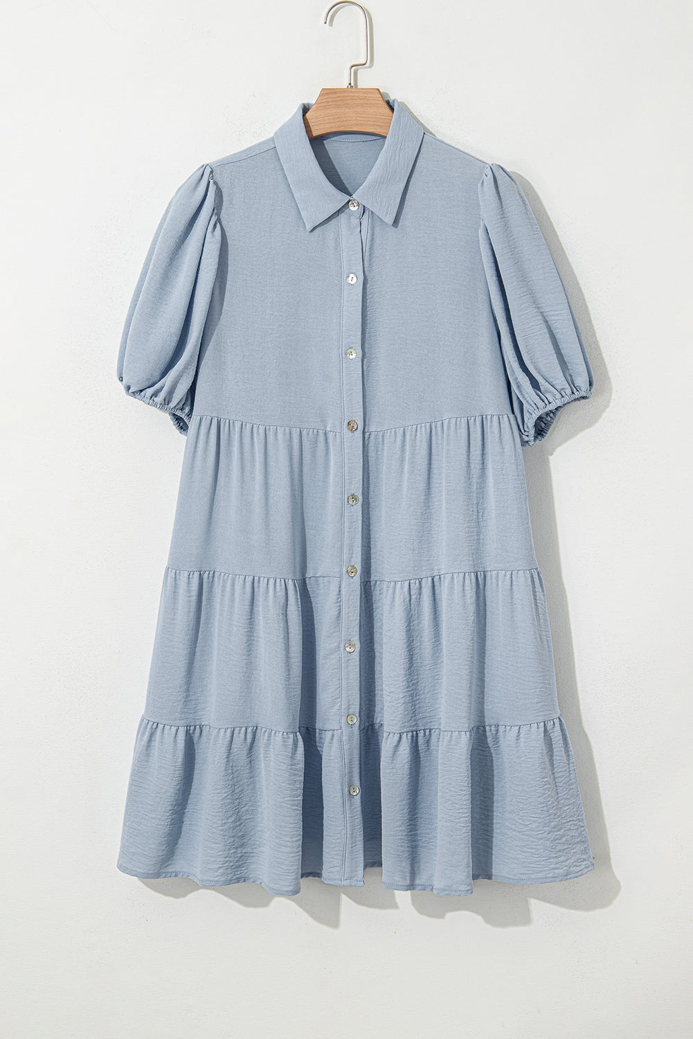 Blauwe gelaagde plooi - jurk met korte pofmouwen, overhemdkraag en knoopsluiting - Bella Fit™
