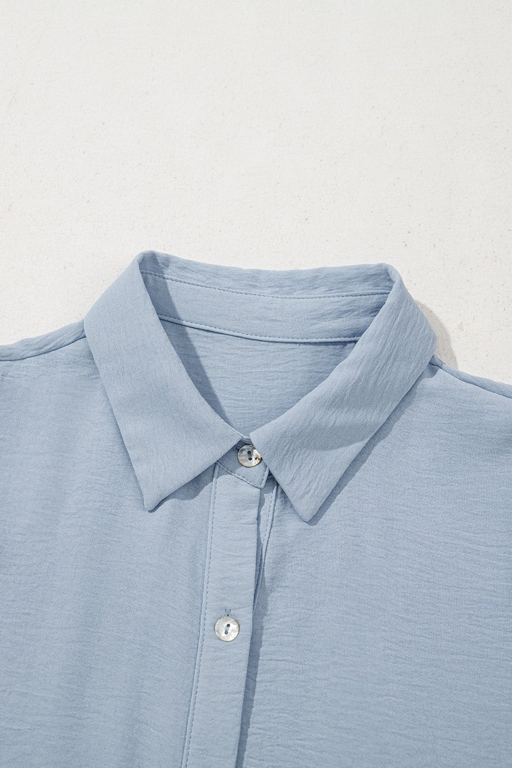 Blauwe gelaagde plooi - jurk met korte pofmouwen, overhemdkraag en knoopsluiting - Bella Fit™