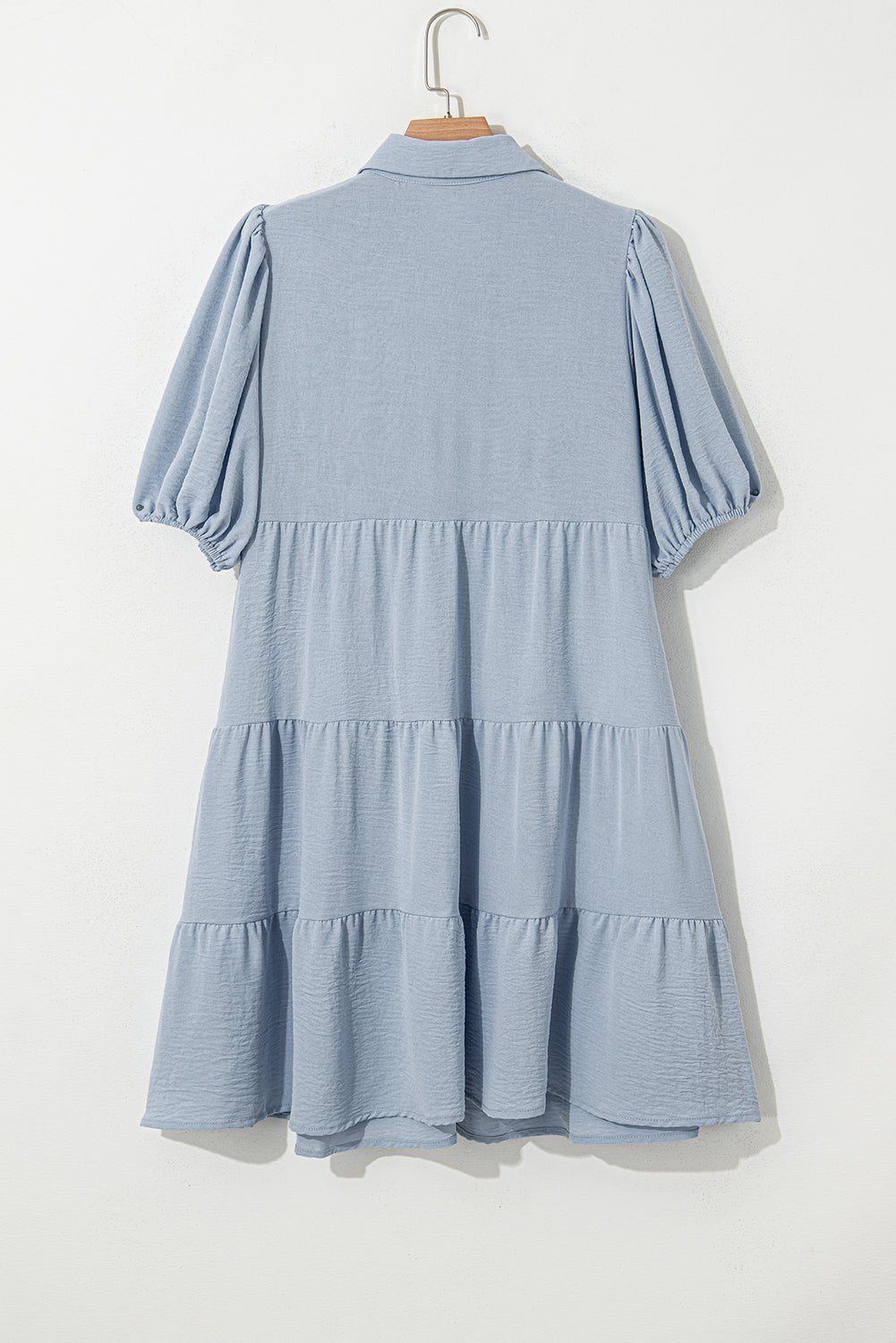 Blauwe gelaagde plooi - jurk met korte pofmouwen, overhemdkraag en knoopsluiting - Bella Fit™