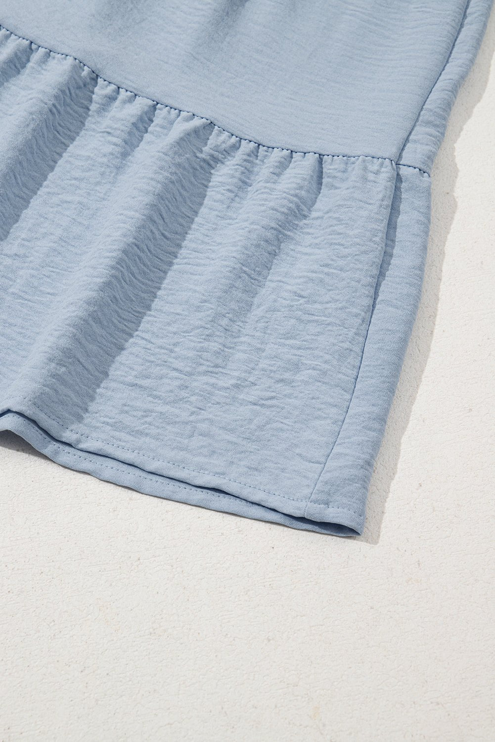 Blauwe gelaagde plooi - jurk met korte pofmouwen, overhemdkraag en knoopsluiting - Bella Fit™