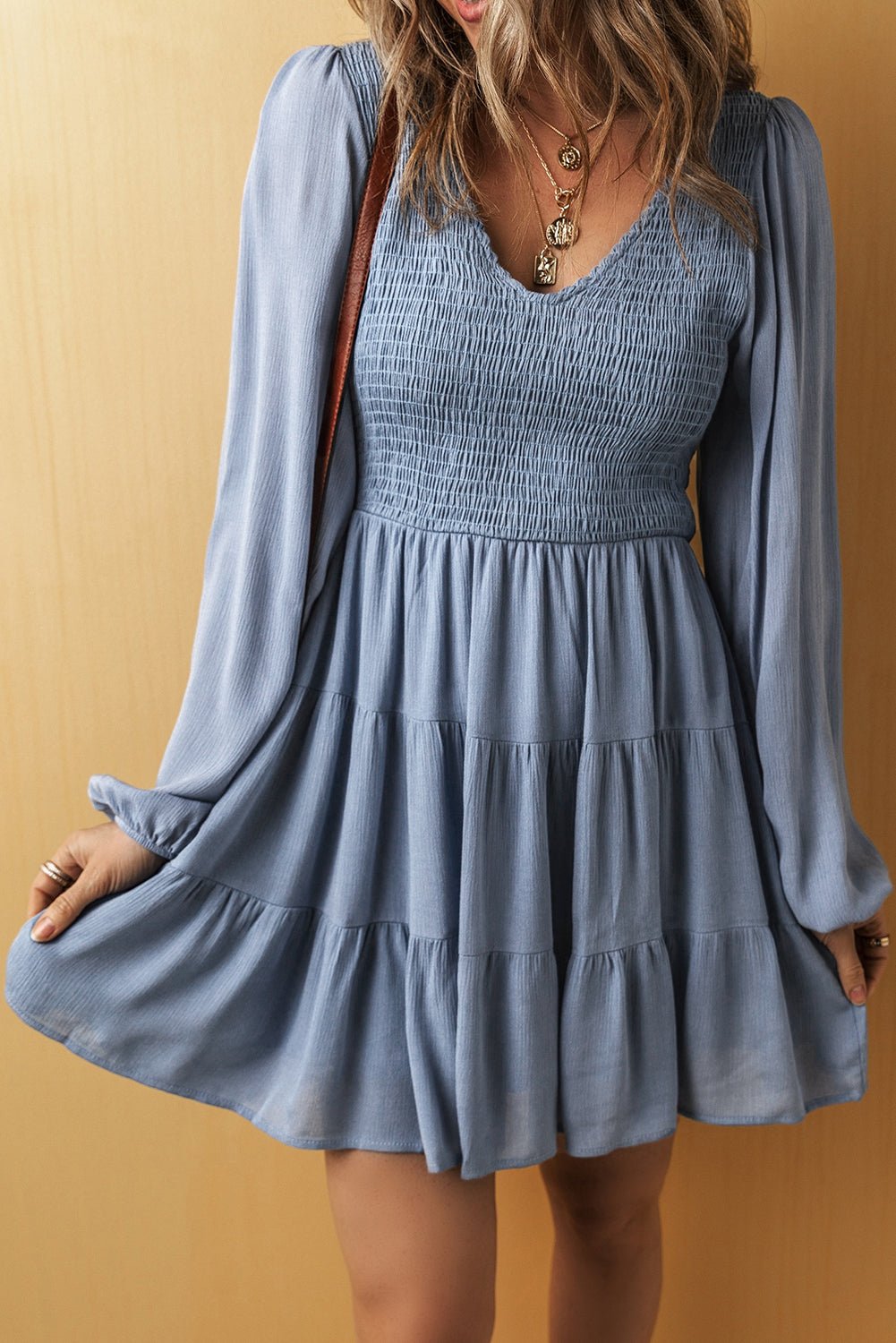 Blauwe gesmokte mini - jurk met V - hals, lange mouwen en gelaagde rok - Bella Fit™