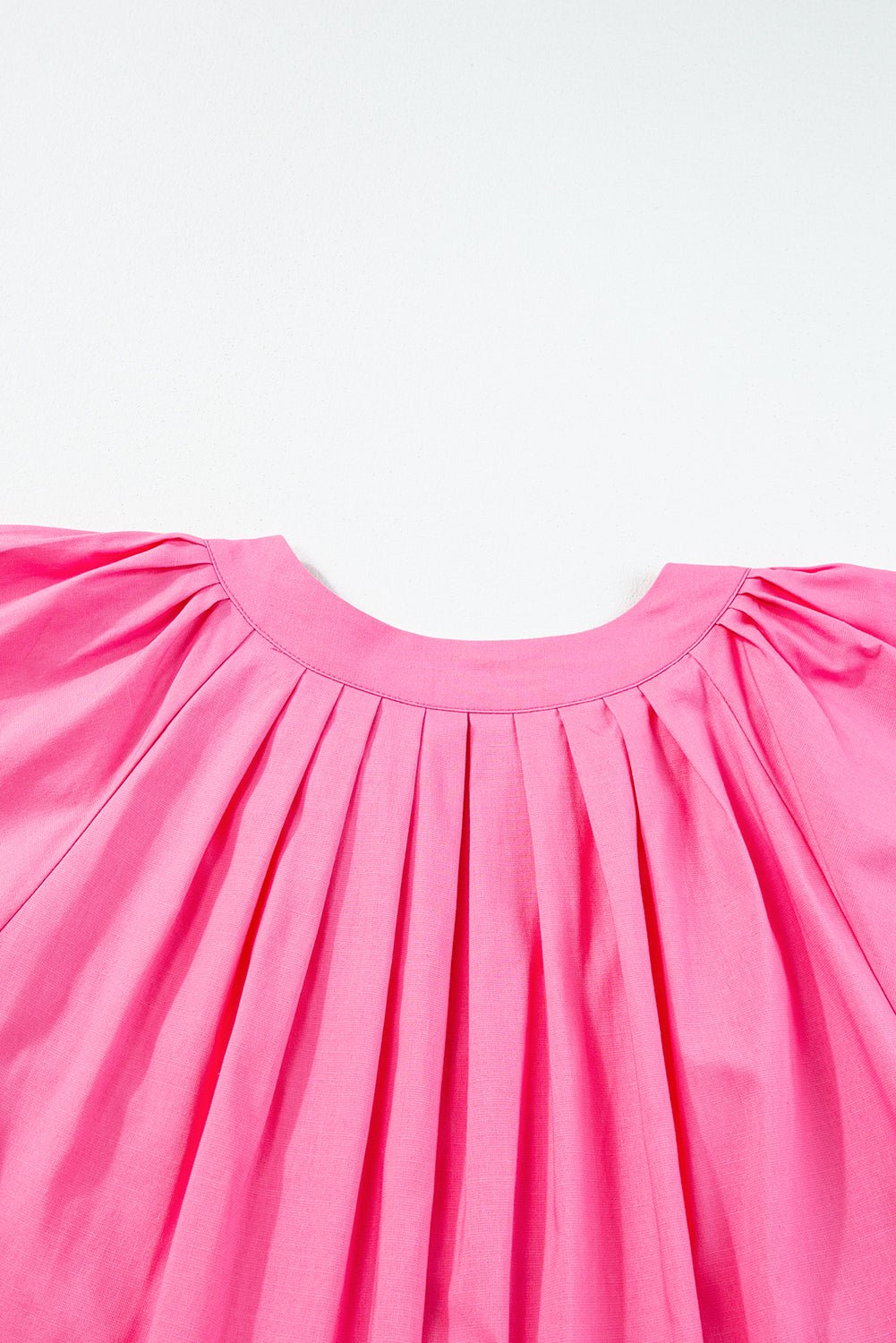 Bonbonroze Plooi Jurk met V - hals, Korte Vlindermouwen en Split Detail - Bella Fit™