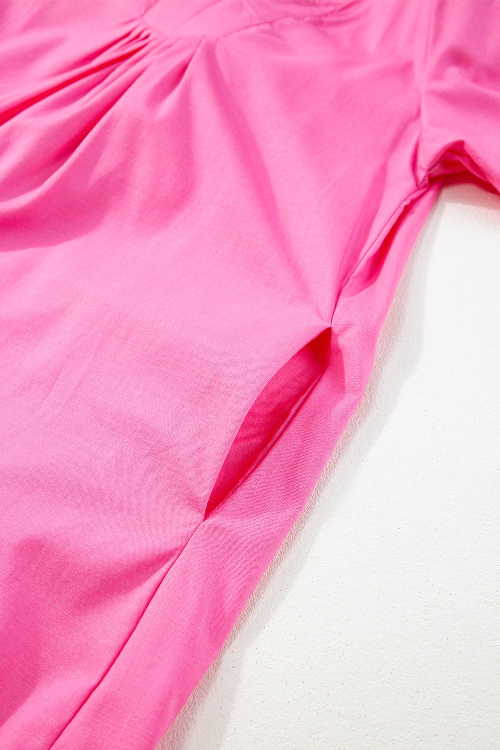 Bonbonroze Plooi Jurk met V - hals, Korte Vlindermouwen en Split Detail - Bella Fit™