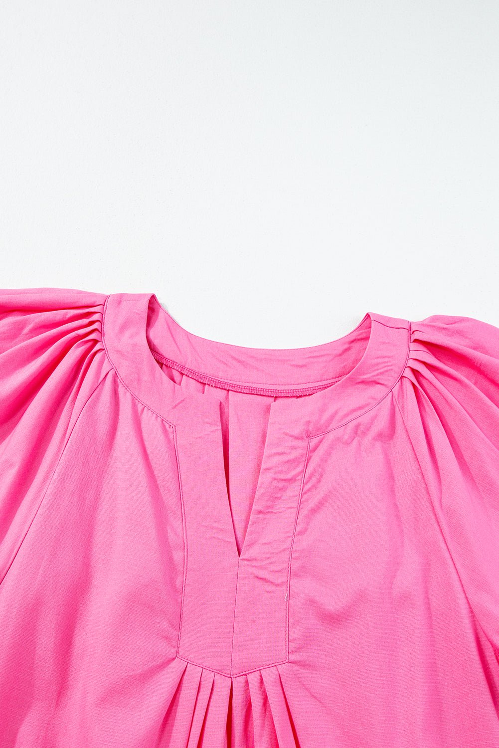 Bonbonroze Plooi Jurk met V - hals, Korte Vlindermouwen en Split Detail - Bella Fit™