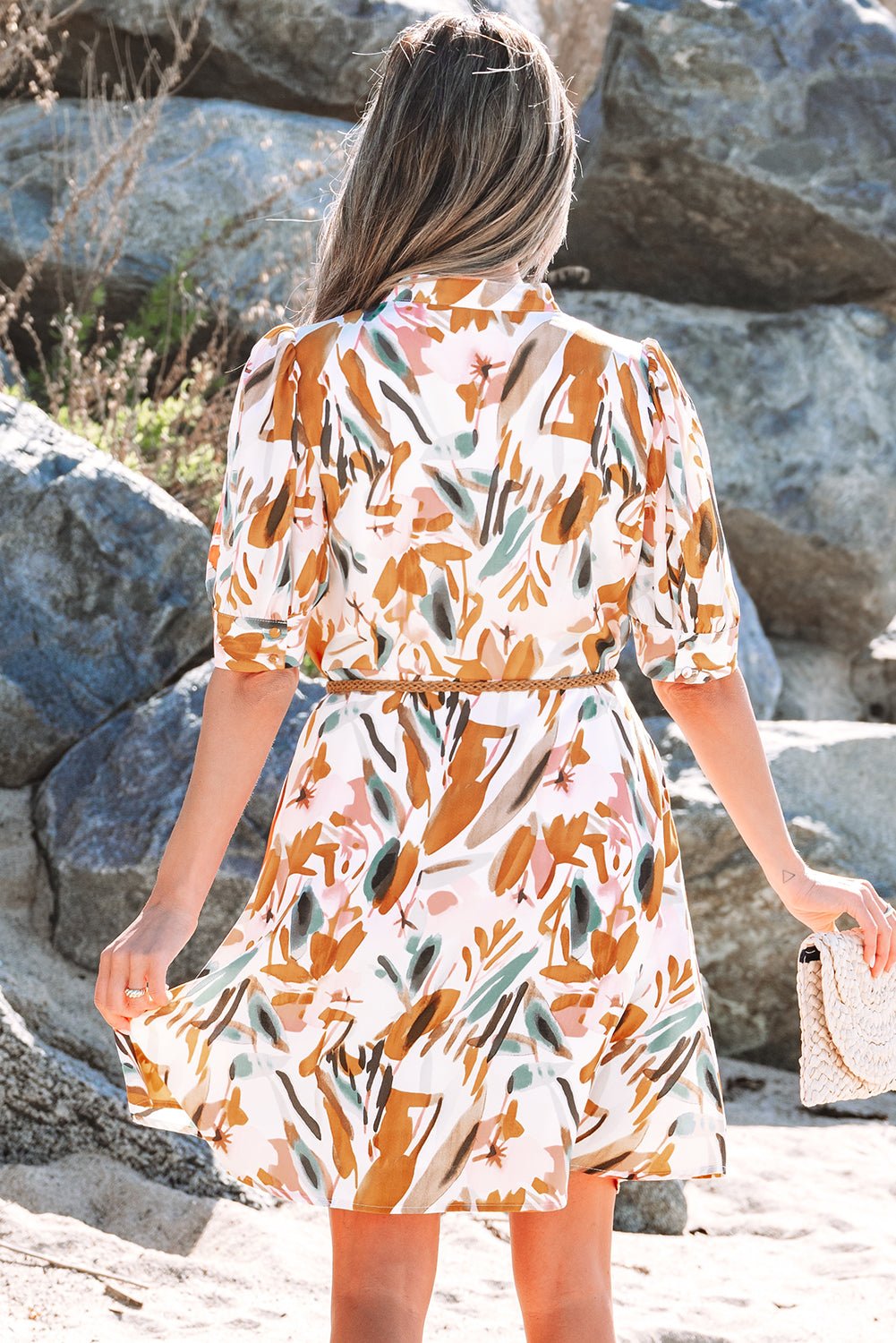 Bruine mini - jurk met abstracte print, pofmouwen, knoopsluiting en geplooide riem - Bella Fit™
