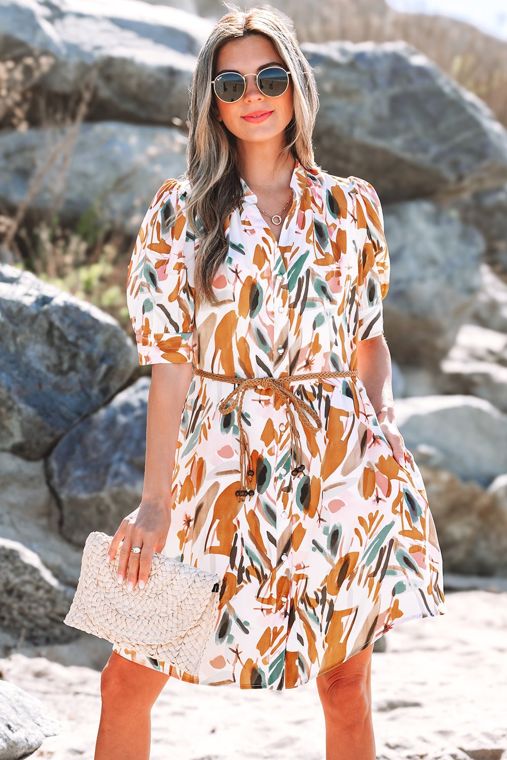 Bruine mini - jurk met abstracte print, pofmouwen, knoopsluiting en geplooide riem - Bella Fit™