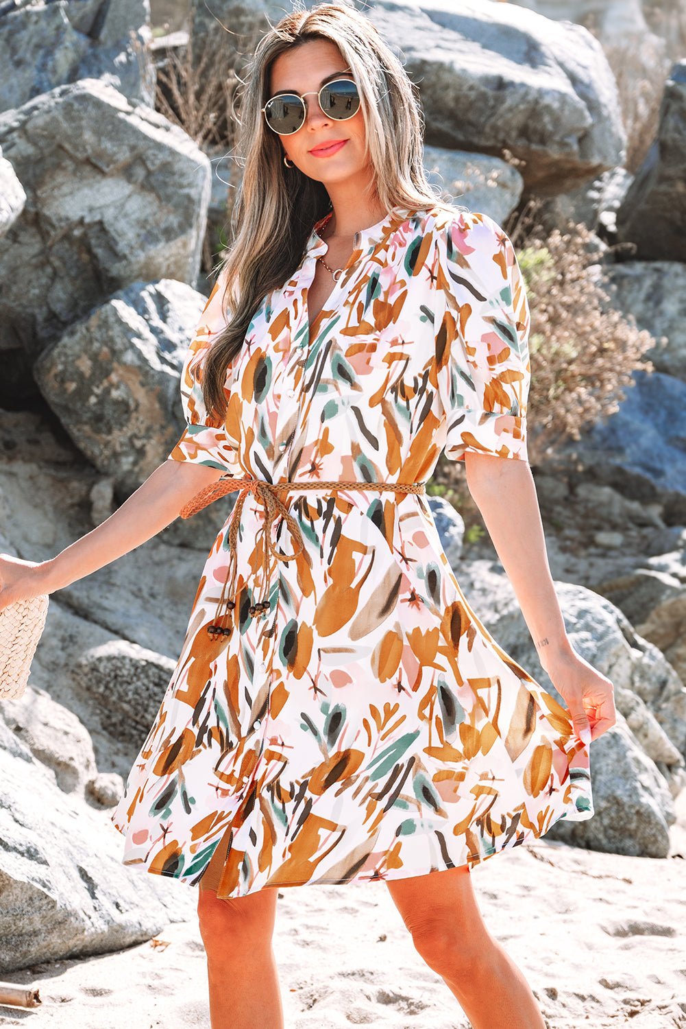 Bruine mini - jurk met abstracte print, pofmouwen, knoopsluiting en geplooide riem - Bella Fit™