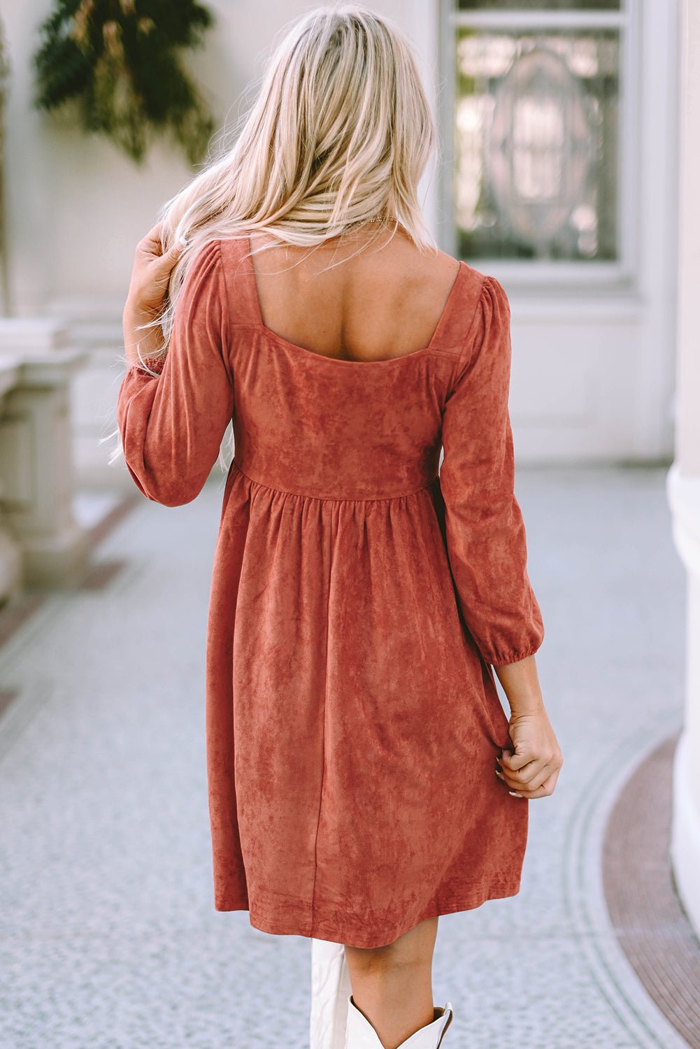 Bruine Suède Mini - jurk met Pofmouwen en Vierkante Hals - Bella Fit™