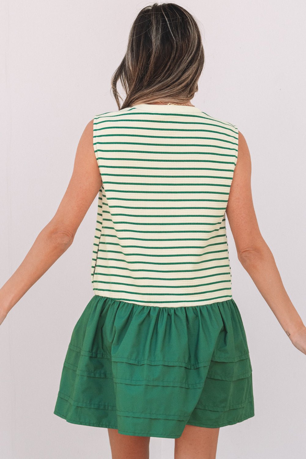 Groene gestreepte geweven mouwloze mini - jurk met ruches - Bella Fit™