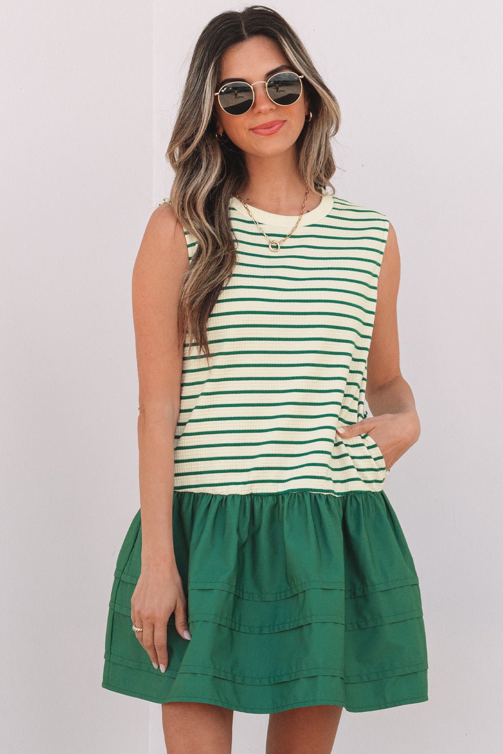 Groene gestreepte geweven mouwloze mini - jurk met ruches - Bella Fit™